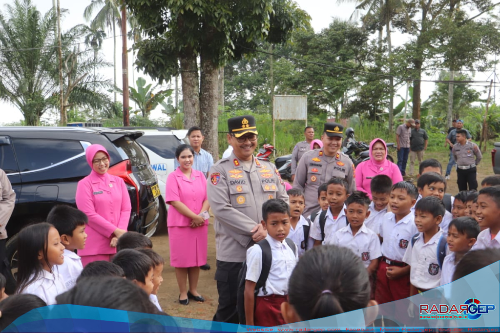 Kapolres Langkat Berikan Bantuan Sosial untuk Siswa SD Desa Adin Tengah